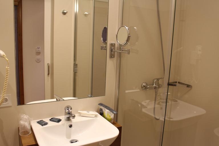 Bathroom 3, Hotel das Salinas, Aveiro
