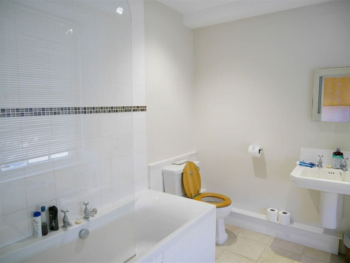 Bathroom 5, The Saracens Head Hotel, Swindon