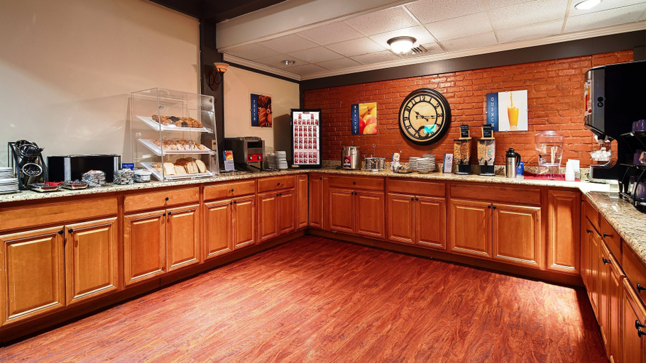 Food & Drinks 4, SureStay Plus Hotel by Best Western Lehigh Valley, Northampton