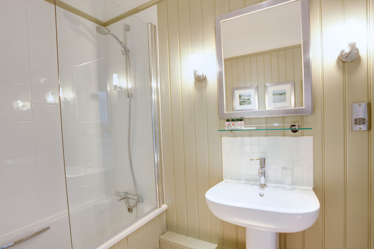 Bathroom 4, The Anglesey Arms, Anglesey