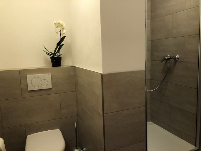Bathroom 3, Stella Apartments, Erfurt
