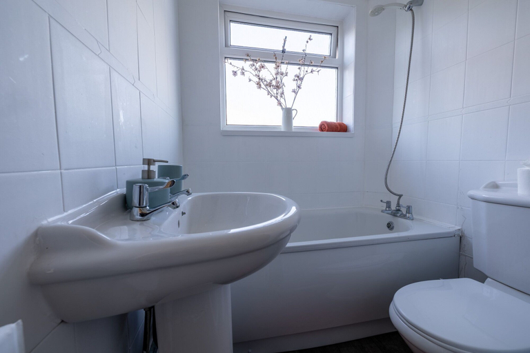 Bathroom, Two Bedroom Apartment in Dartford, Kent