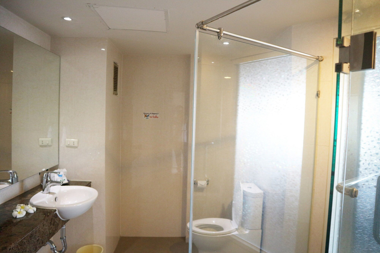 Bathroom 4, Welcome Plaza Hotel, Pattaya