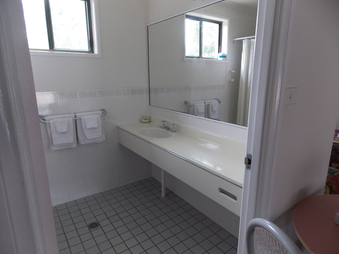 Bathroom 5, Yass Motel, Yass Valley