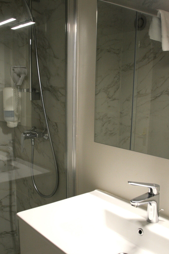 Bathroom 4, Hotel Albion, Corse-du-Sud