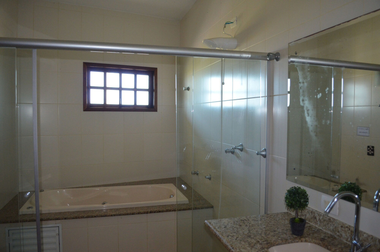 Bathroom 5, Toya Hotel, Cananéia