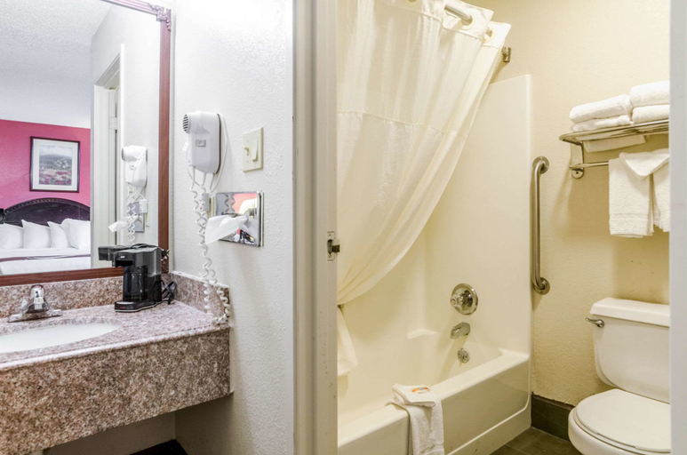 Bathroom 4, Quality Inn South, Sedgwick