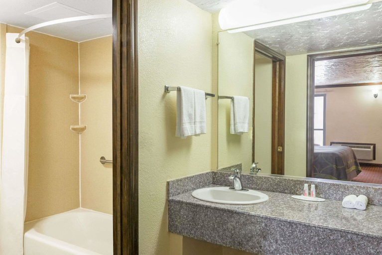 Bathroom 4, Super 8 by Wyndham Enid, Garfield
