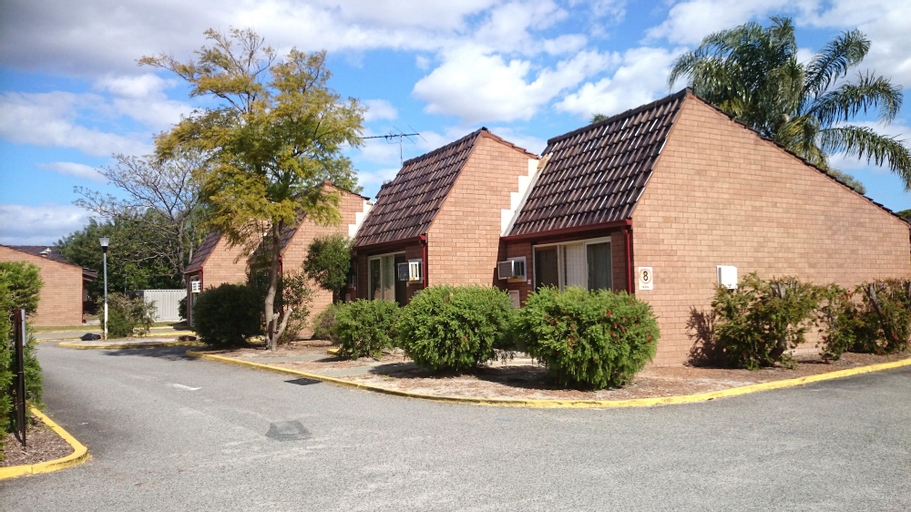 Exterior & Views 9