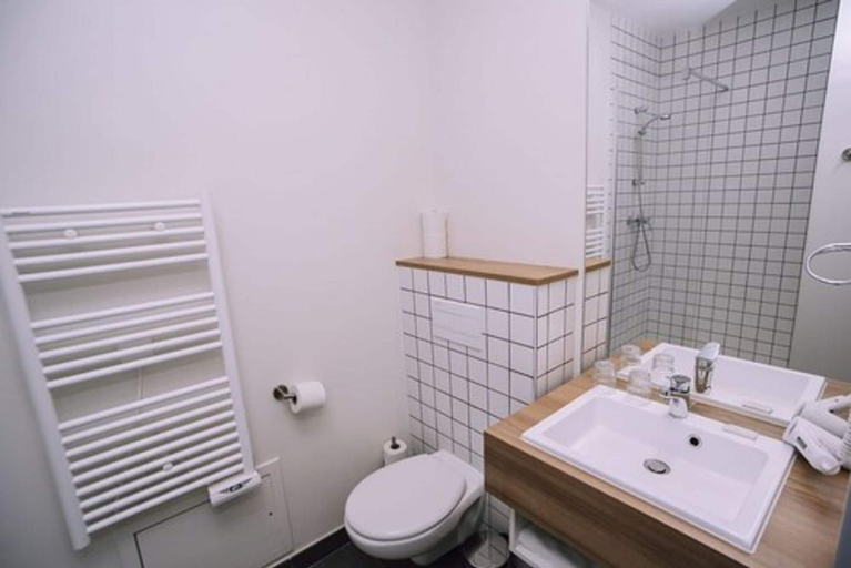 Bathroom 3, Les Villages Clubs du Soleil, Bouches-du-Rhône