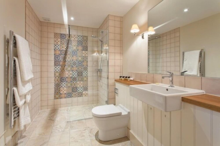 Bathroom, The Inn West End, Surrey