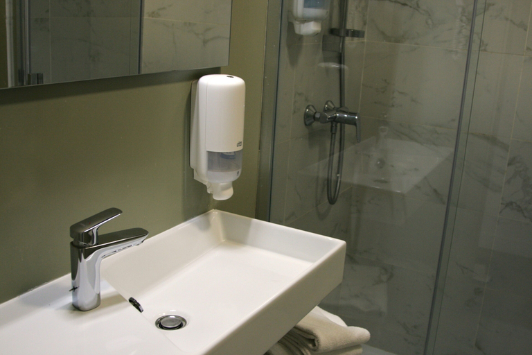 Bathroom 4, Hotel Albion, Corse-du-Sud