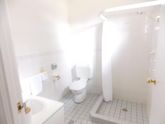 Bathroom 5, Yass Motel, Yass Valley