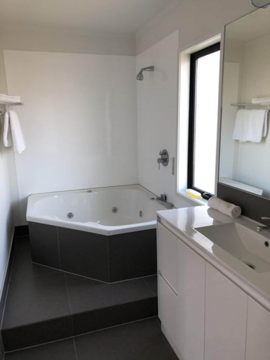Bathroom 3, Grosvenor Motor Inn, Hamilton