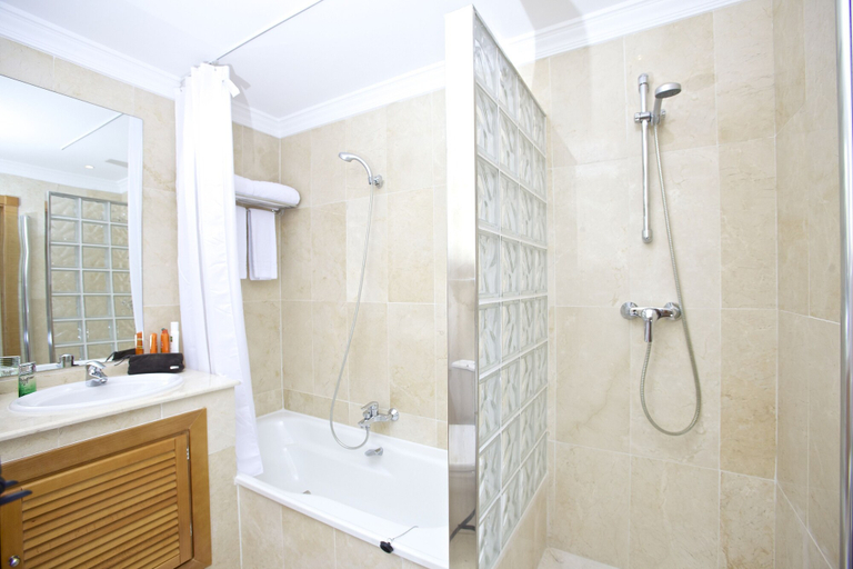Bathroom 5, Aloha Hill Club Golf & Spa Apartments, Málaga