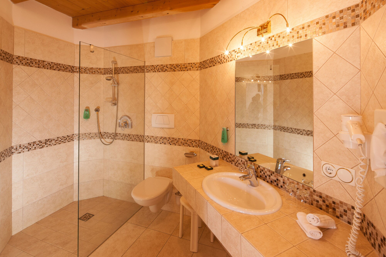 Bathroom 5, Berglandhotel Untertheimerhof, Bolzano