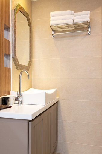 Bathroom 4, Central Park Hotel Busan, Jung