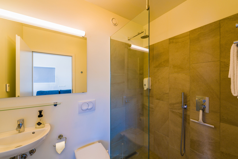 Bathroom 4, Salthús Guesthouse, Vindhælishreppur