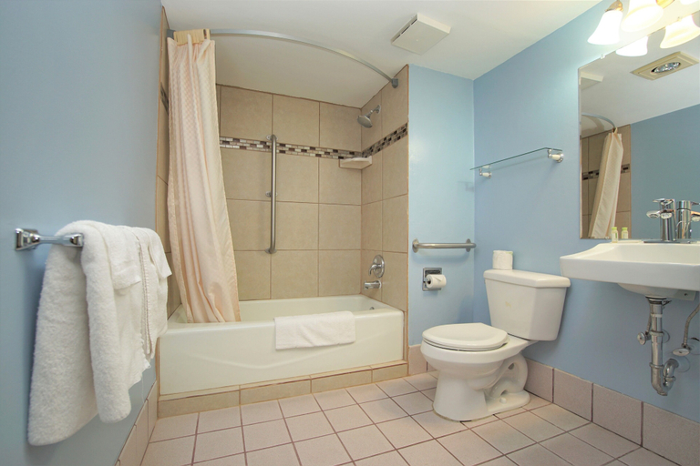 Bathroom 3, Royal Inn - Hudson I-94, Saint Croix