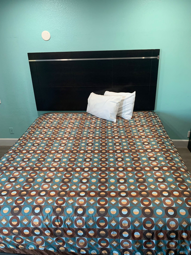 Bedroom 1, Budget Motel, Los Angeles