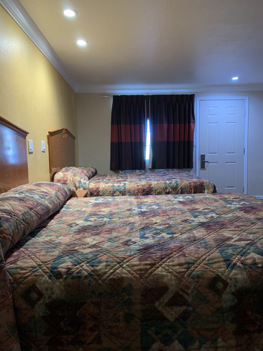Bedroom 4, A-1 Budget Motel, Klamath