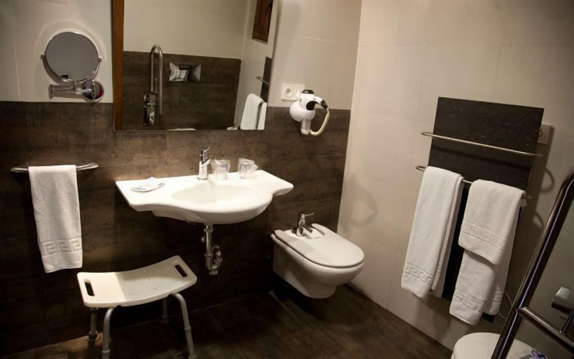 Bathroom 4, Hotel Alfonso IX, Cáceres