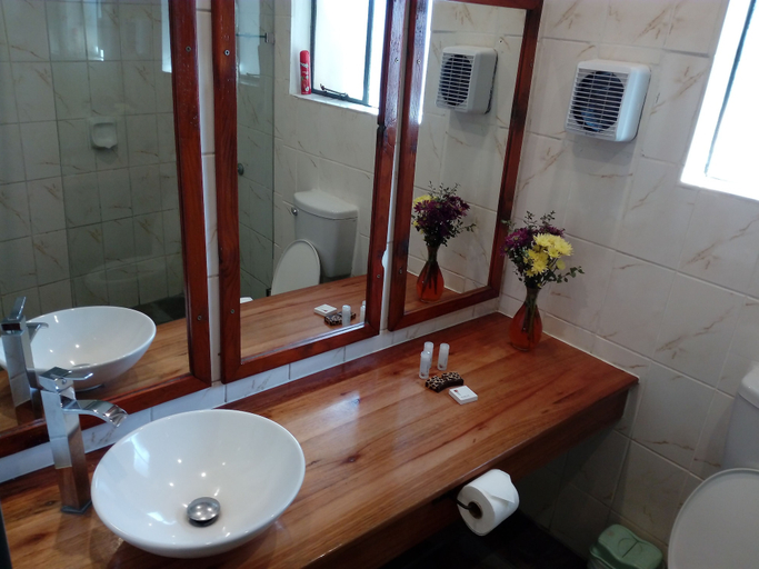 Bathroom 4, Island Safari Lodge, Ngamiland East