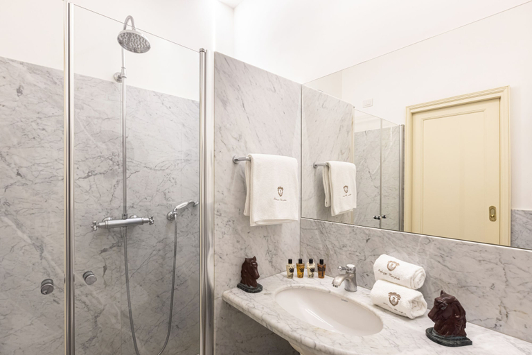 Bathroom 5, Palazzo Marziale, Napoli