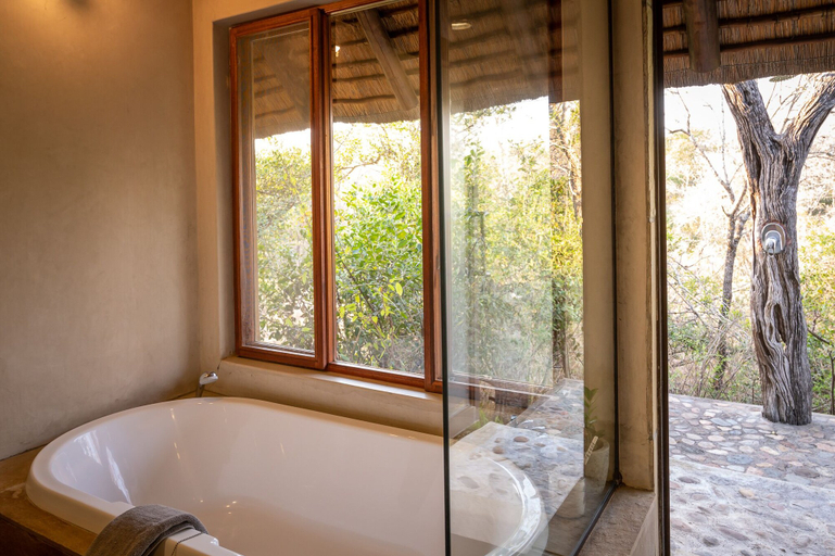 Bathroom 5, Shimungwe lodge, Mopani