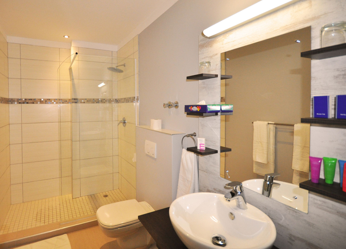 Bathroom 4, Swakopmund Plaza Hotel, Swakopmund
