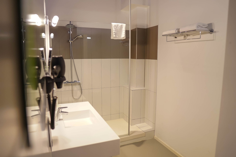 Bathroom 5, Hotel de Flandre, Oost-Vlaanderen