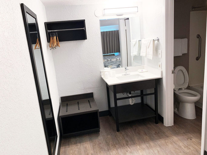Bathroom 5, Motel 6 Amarillo, TX - Airport, Potter