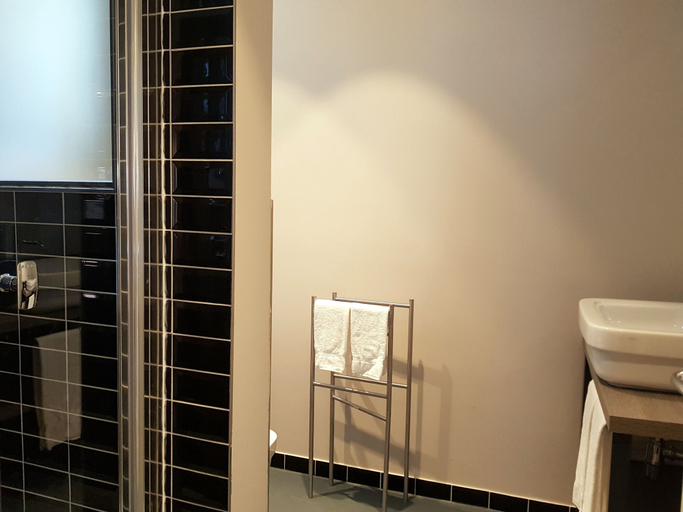 Bathroom 5, Almarossa, Bologna