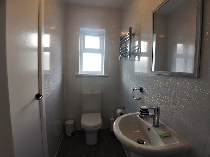 Bathroom 4, The Hopton Hotel, Blackpool