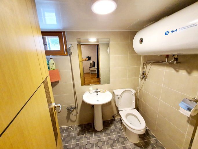 Bathroom 3, Hwangridangil Adamjeong Hanok Stay, Gyeongju