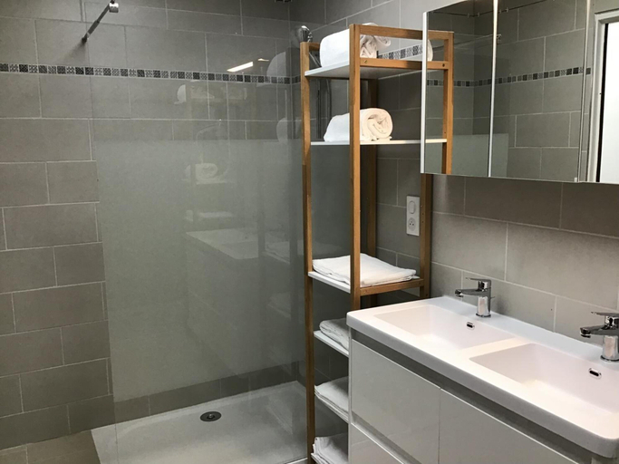 Bathroom 3, Appart Soleil T6 140m2 proche Sanctuaire, Hautes-Pyrénées