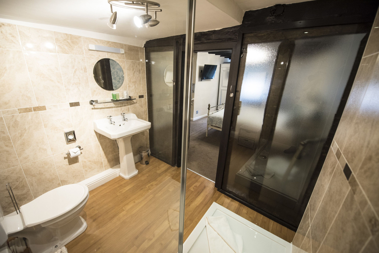 Bathroom 4, The Pied Bull, Cheshire West and Chester