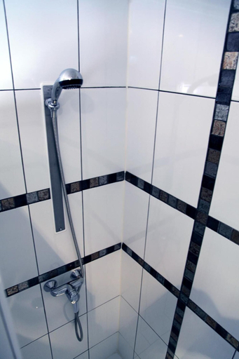 Bathroom 4, Hotel Briand devient Hotel IPL, Hauts-de-Seine