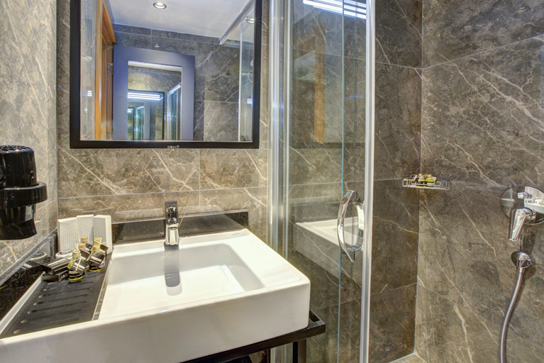 Bathroom 5, No:12 Hotel Sultanahmet, Fatih