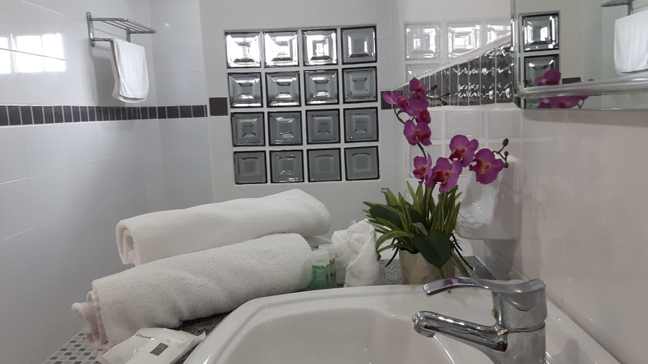 Bathroom 5, Siam Court Hotel and Resort, Sattahip