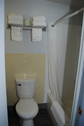 Bathroom 4, Rodeway Inn, Madawaska