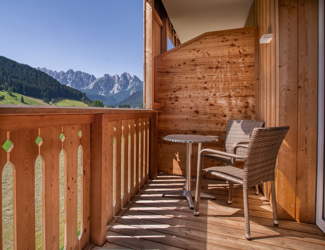 Exterior & Views 13