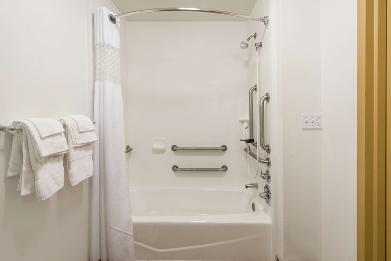 Bathroom 4, Hampton Inn Corydon, Harrison