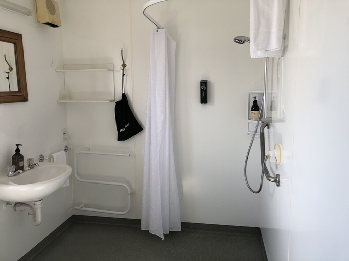 Bathroom 4, The Kaka Point Motels, Clutha