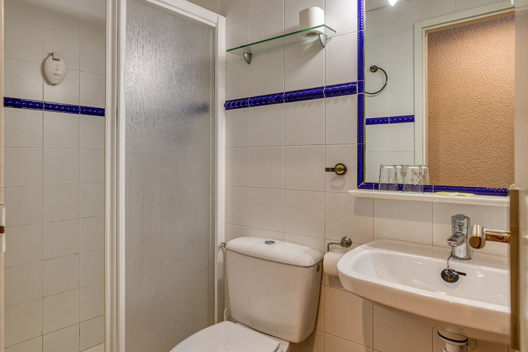 Bathroom 3, Hostal La Fonda, Girona