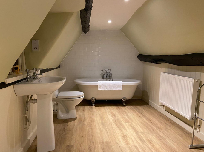 Bathroom 4, The Green Dragon, Wiltshire