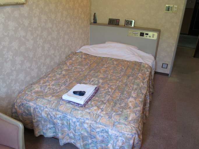 Bedroom 4, Hotel Platon, Chikuma