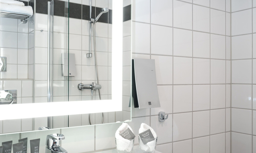 Bathroom 3, Thon Hotel Europa, Oslo