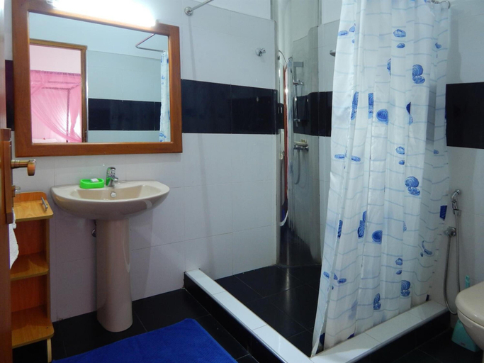 Bathroom 3, Rico Shadow Guest House, Wennappuwa