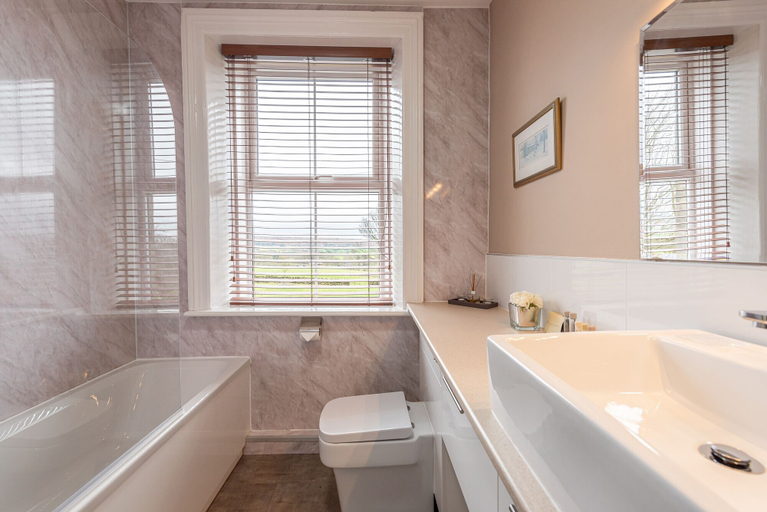 Bathroom 3, The Fox and Hounds, North Yorkshire
